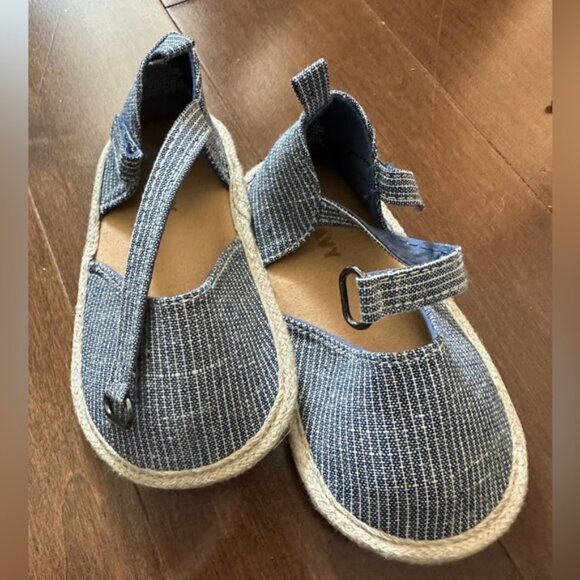 Old navy toddler sandals - Picture 1 of 2